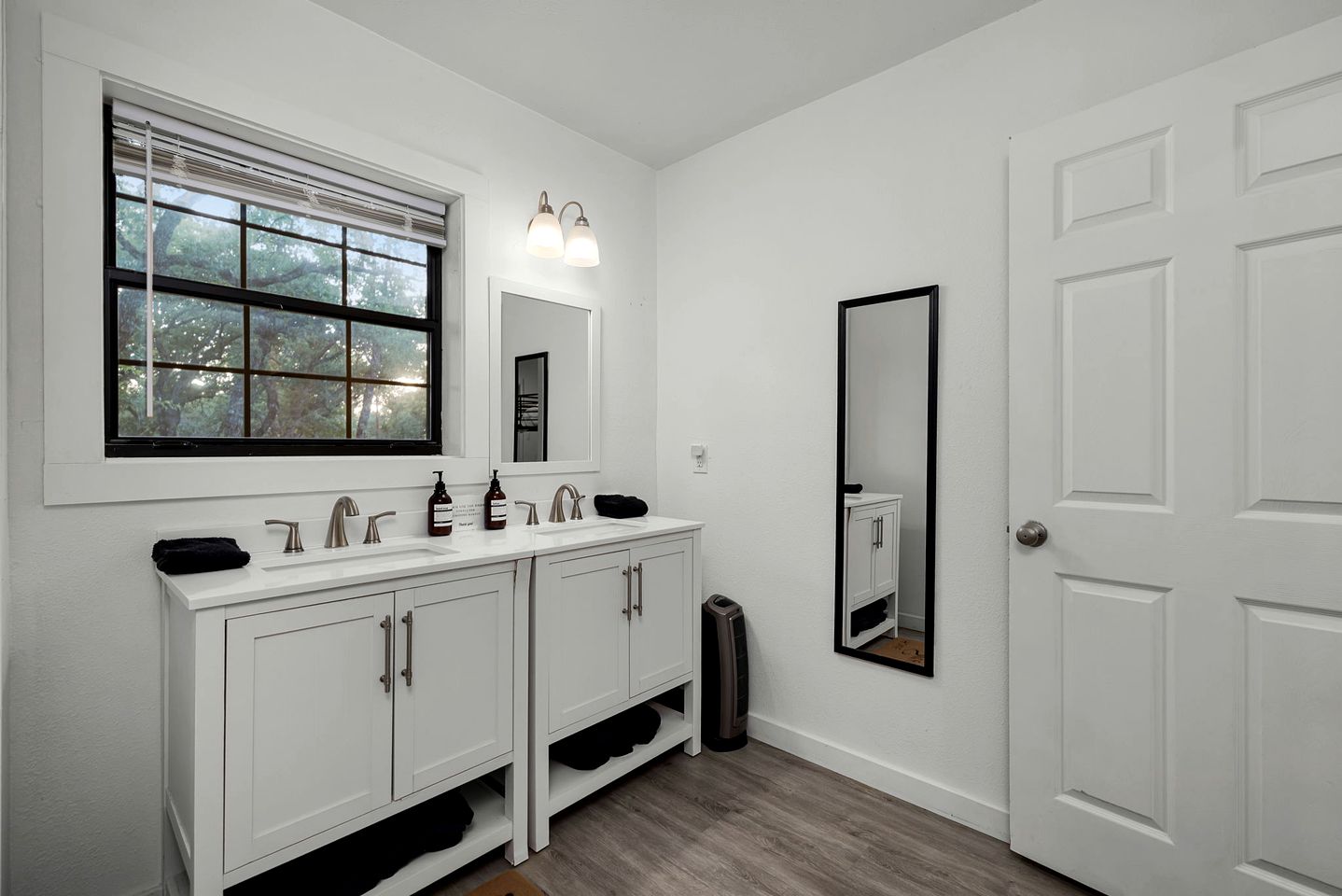 Luxury Fredericksburg Log Cabin with Heated Pool, Hot Tub & Game Room Near Main Street, Fredericksburg, TX