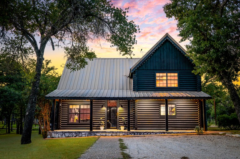 Luxury Fredericksburg Log Cabin with Heated Pool, Hot Tub & Game Room Near Main Street, Fredericksburg, TX