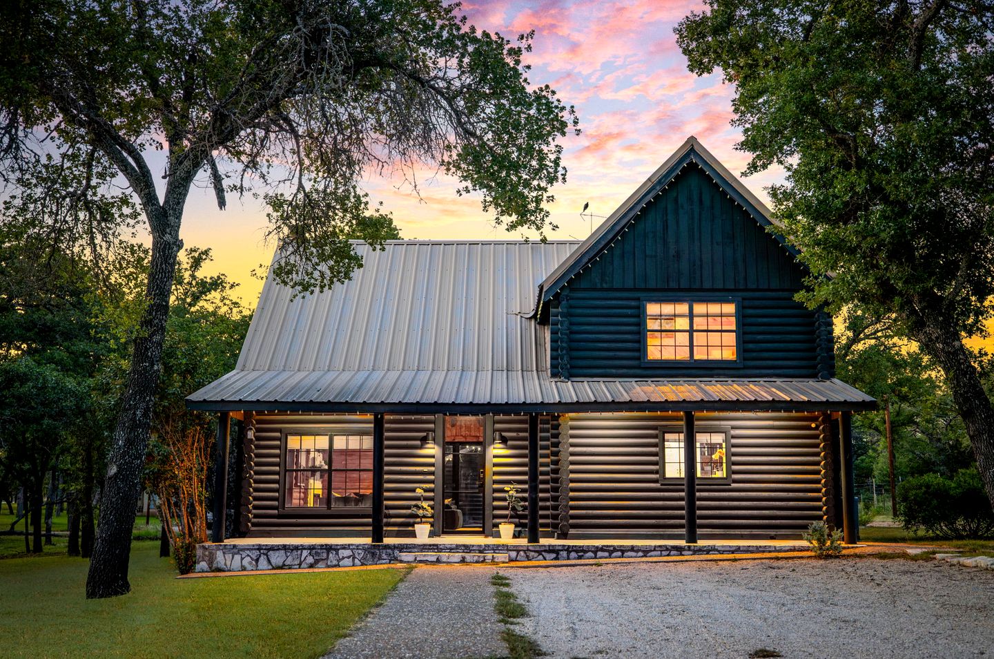 Luxury Fredericksburg Log Cabin with Heated Pool, Hot Tub & Game Room Near Main Street, Fredericksburg, TX