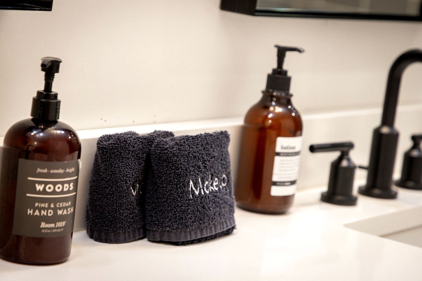 Luxury Fredericksburg Log Cabin with Heated Pool, Hot Tub & Game Room Near Main Street, Fredericksburg, TX