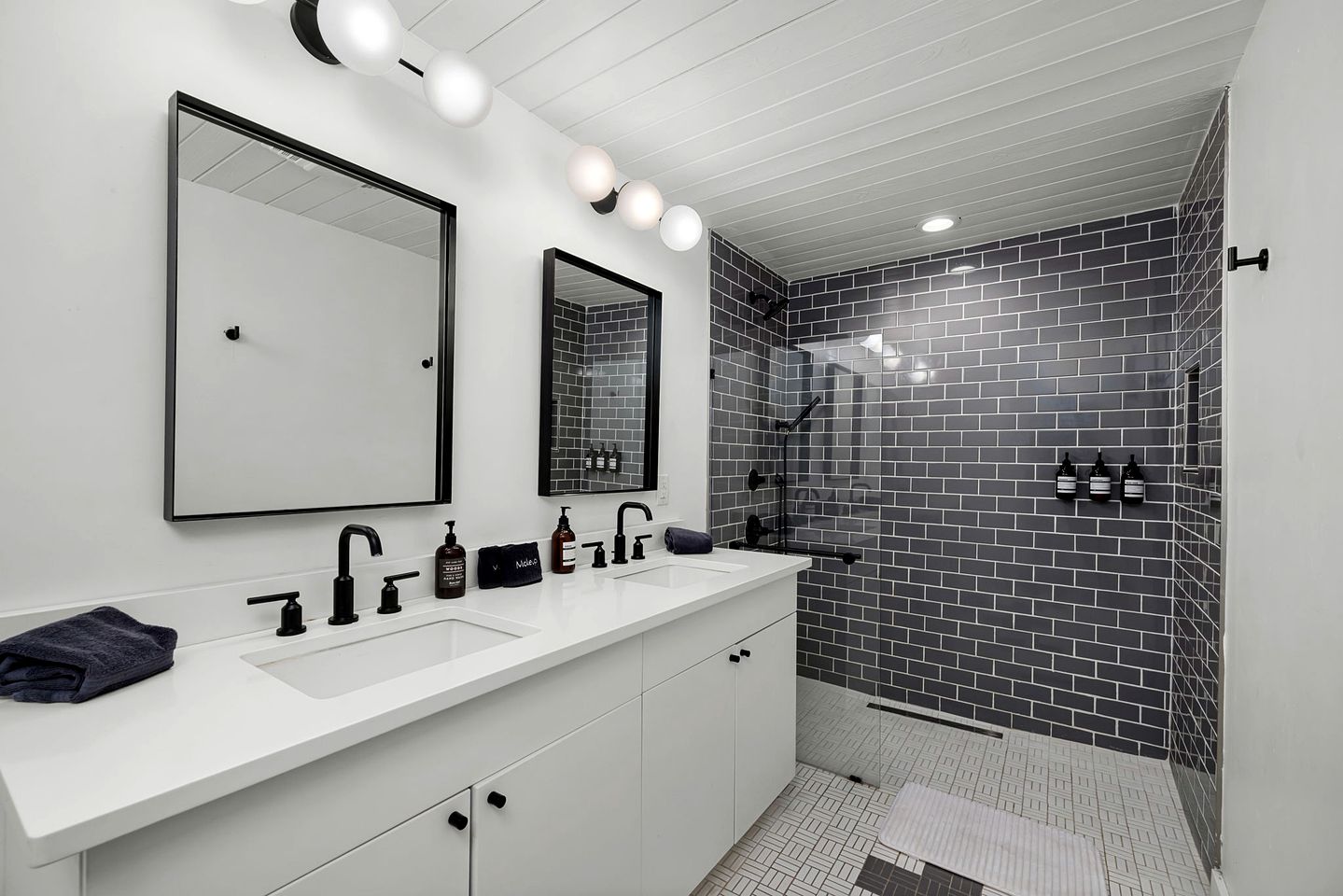 Luxury Fredericksburg Log Cabin with Heated Pool, Hot Tub & Game Room Near Main Street, Fredericksburg, TX