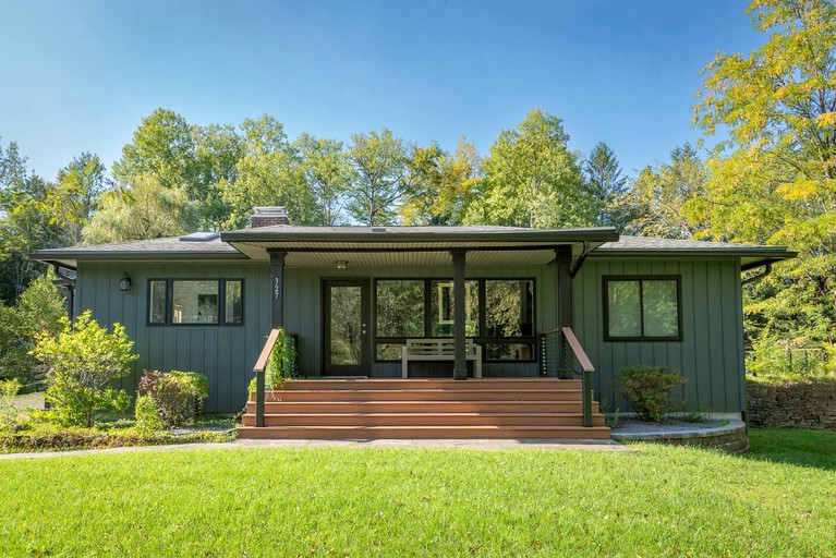 Charming Pet-Friendly Getaway with Deck & Nature Views in East Meredith, New York