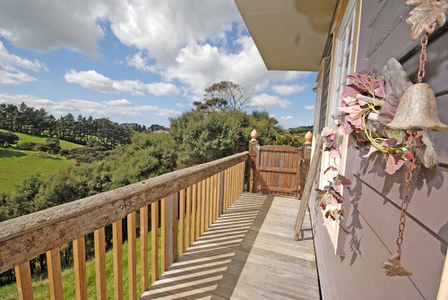 Beautiful Secluded Cottage with Amazing Views near Auckland, New Zealand