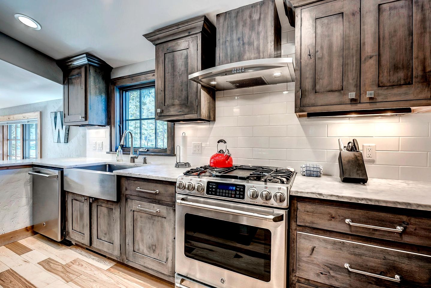 Gorgeous Luxury Cabin with Hot Tub and Mountain Views near Breckenridge in Frisco, Colorado