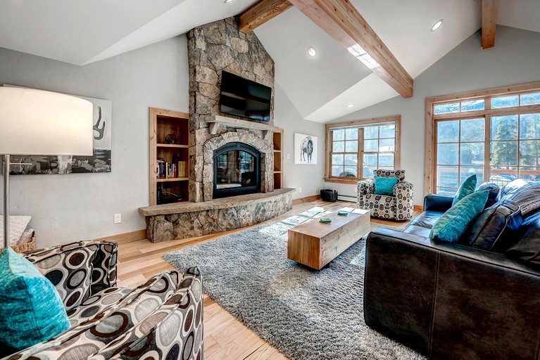 Gorgeous Luxury Cabin with Hot Tub and Mountain Views near Breckenridge in Frisco, Colorado