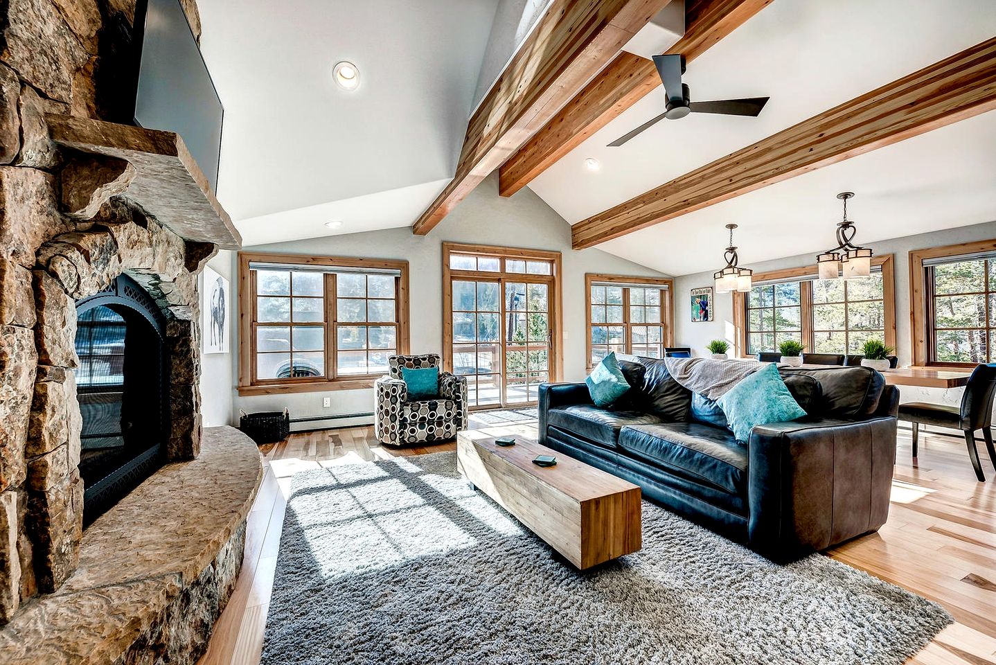 Gorgeous Luxury Cabin with Hot Tub and Mountain Views near Breckenridge in Frisco, Colorado
