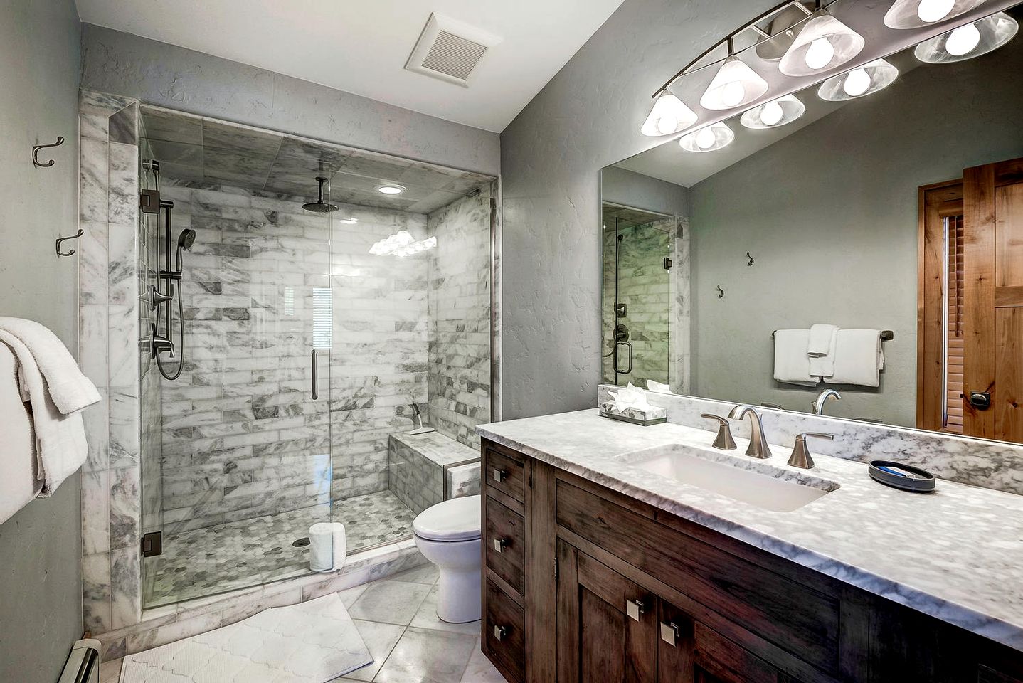 Gorgeous Luxury Cabin with Hot Tub and Mountain Views near Breckenridge in Frisco, Colorado