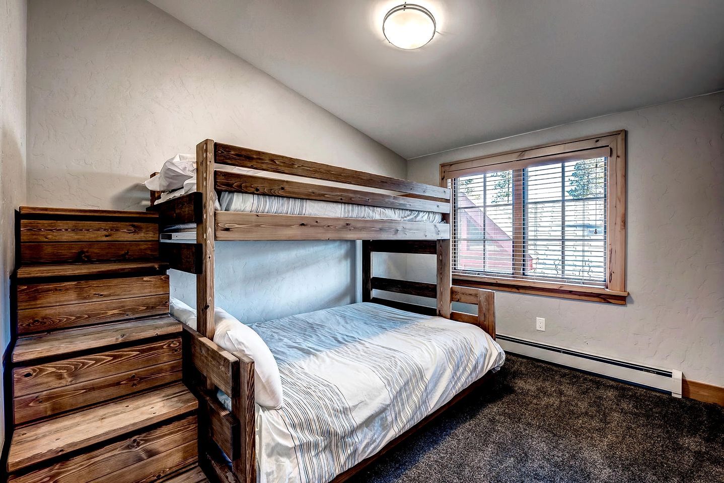 Gorgeous Luxury Cabin with Hot Tub and Mountain Views near Breckenridge in Frisco, Colorado