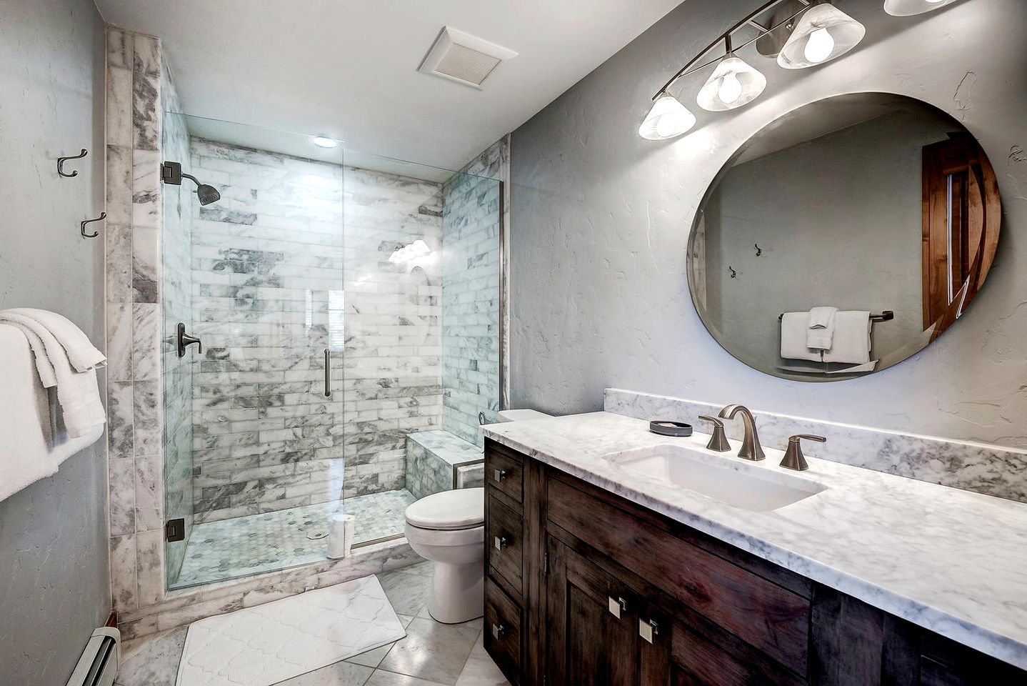 Gorgeous Luxury Cabin with Hot Tub and Mountain Views near Breckenridge in Frisco, Colorado