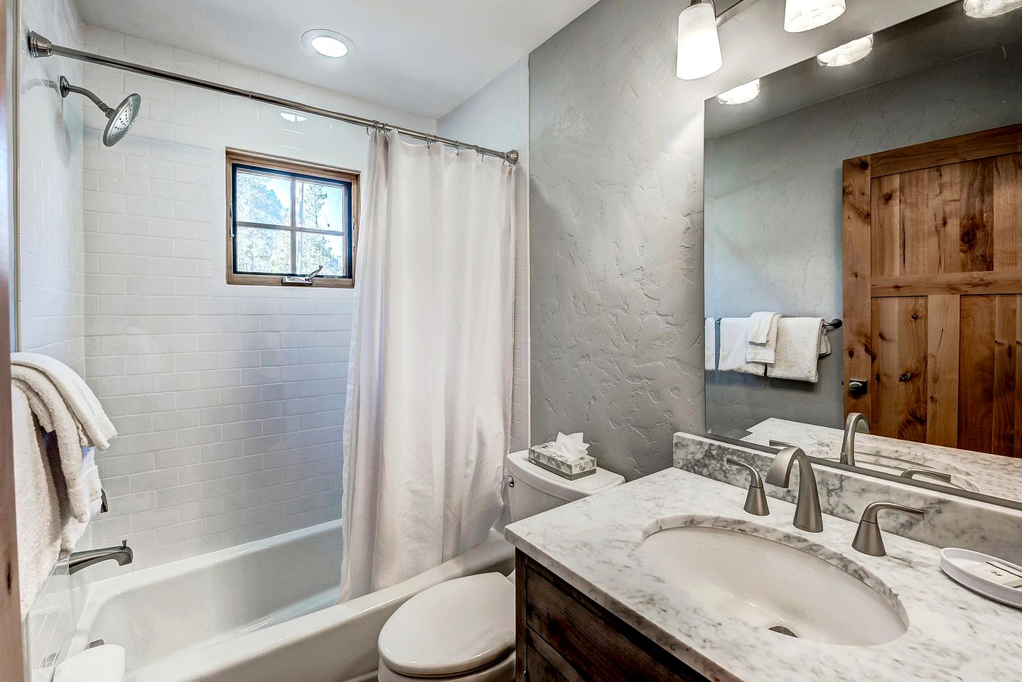 Gorgeous Luxury Cabin with Hot Tub and Mountain Views near Breckenridge in Frisco, Colorado