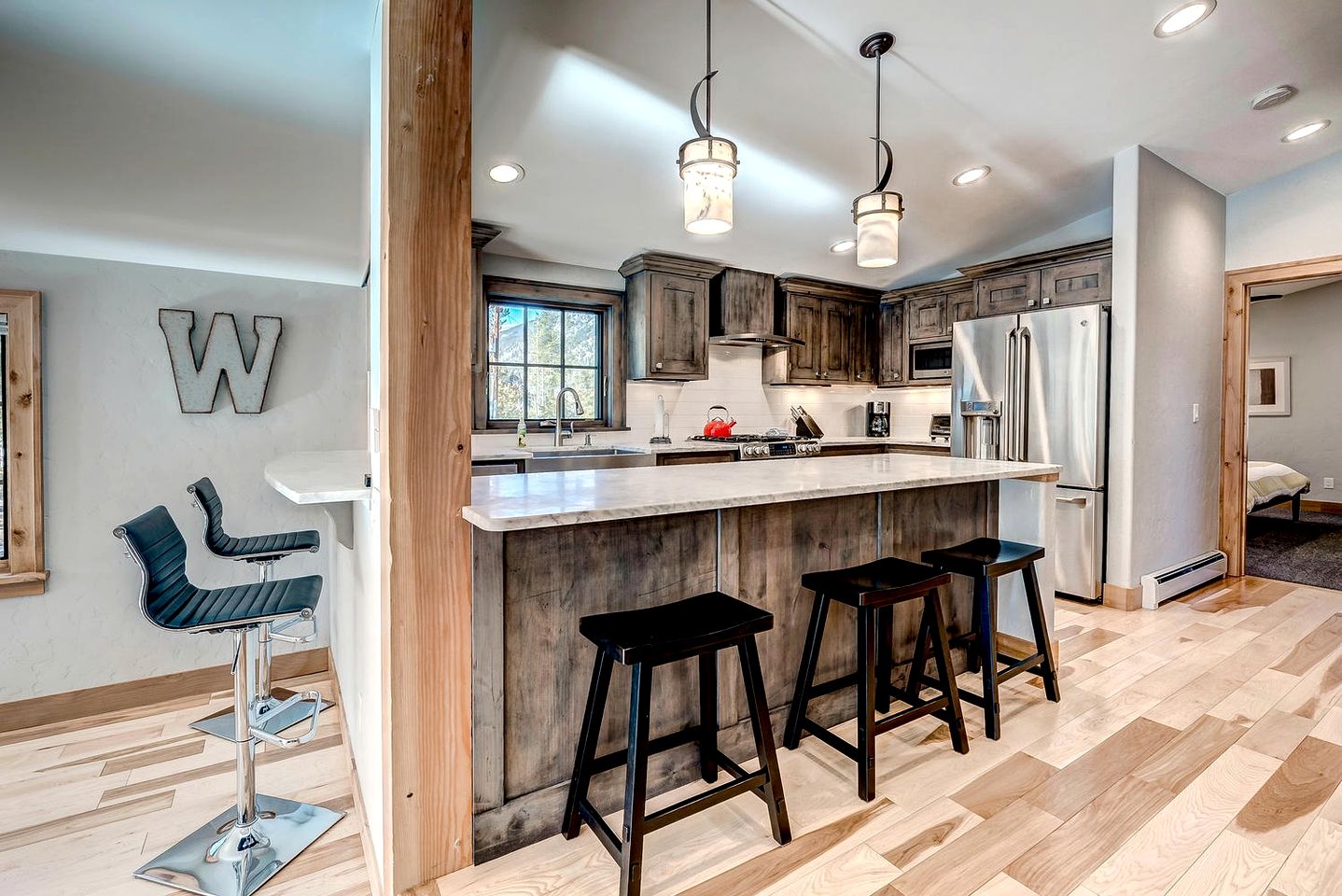 Gorgeous Luxury Cabin with Hot Tub and Mountain Views near Breckenridge in Frisco, Colorado