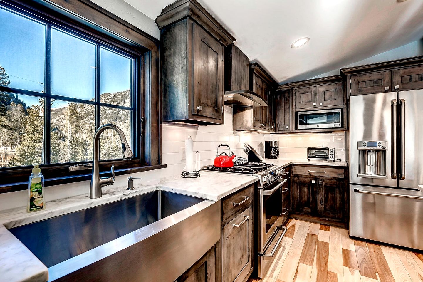 Gorgeous Luxury Cabin with Hot Tub and Mountain Views near Breckenridge in Frisco, Colorado