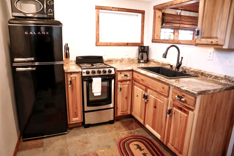 Charming Cabin Retreat with Pickleball Court & River Views near Bellevue, Iowa