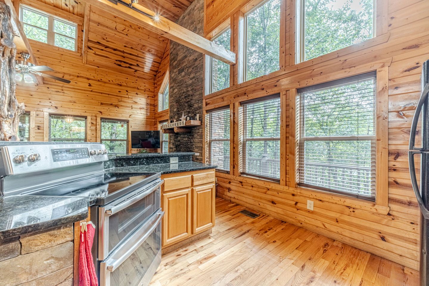 Secluded Luxury Mountain Cabin with Game Room & Hot Tub near Helen, Cleveland GA