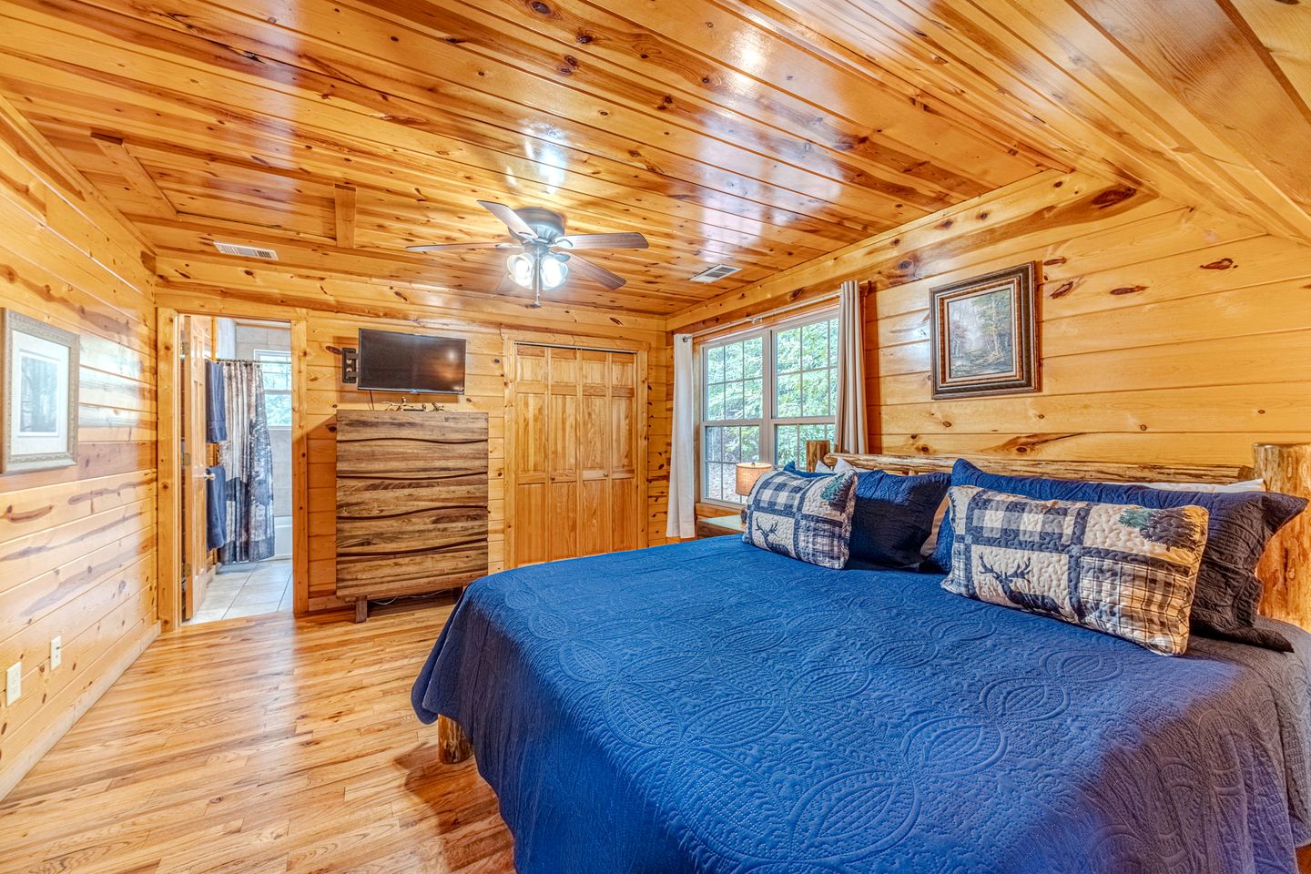 Secluded Luxury Mountain Cabin with Game Room & Hot Tub near Helen, Cleveland GA