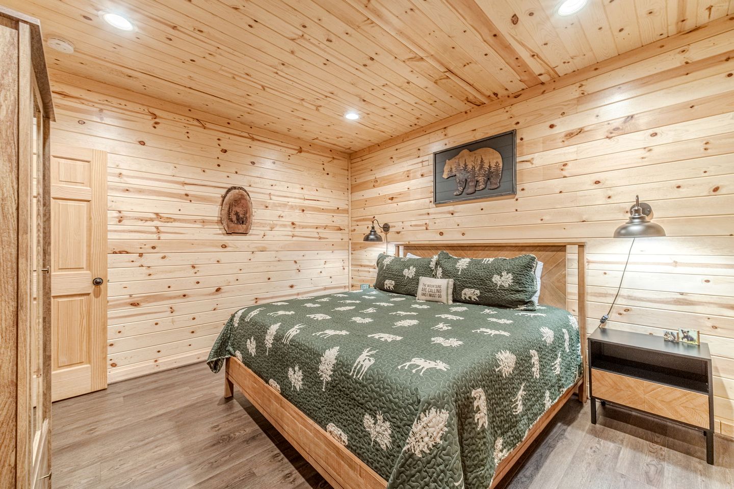 Secluded Luxury Mountain Cabin with Game Room & Hot Tub near Helen, Cleveland GA