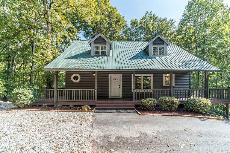 Secluded Luxury Mountain Cabin with Game Room & Hot Tub near Helen, Cleveland GA