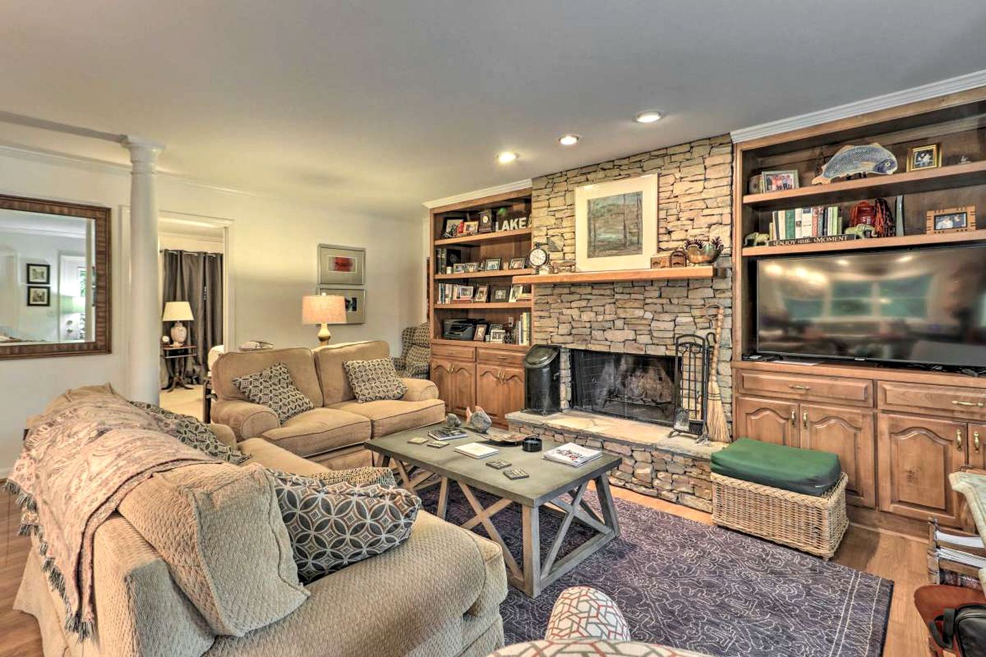 Delightful Waterfront Cabin Rental Overlooking Lake Martin, Elmore County, Alabama