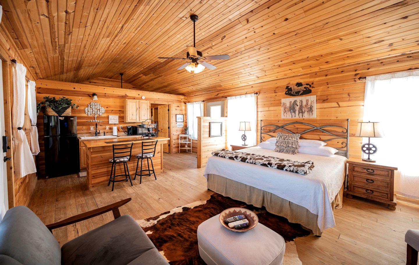 Charming King-Size Cabin with Wi-Fi and Deck in Fredericksburg, Texas