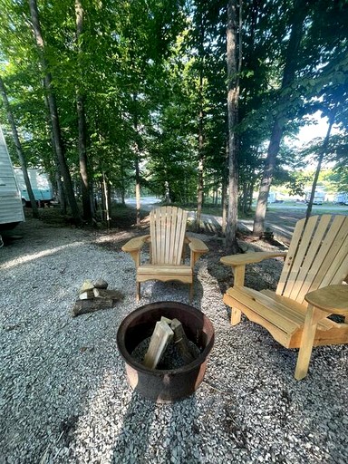 Caravans (Canada, Miller Lake, Ontario)