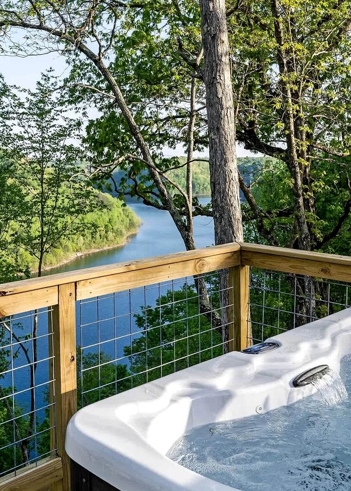 Fully-Equipped Lake Dome with Beautiful Interior and Exterior in Tennessee