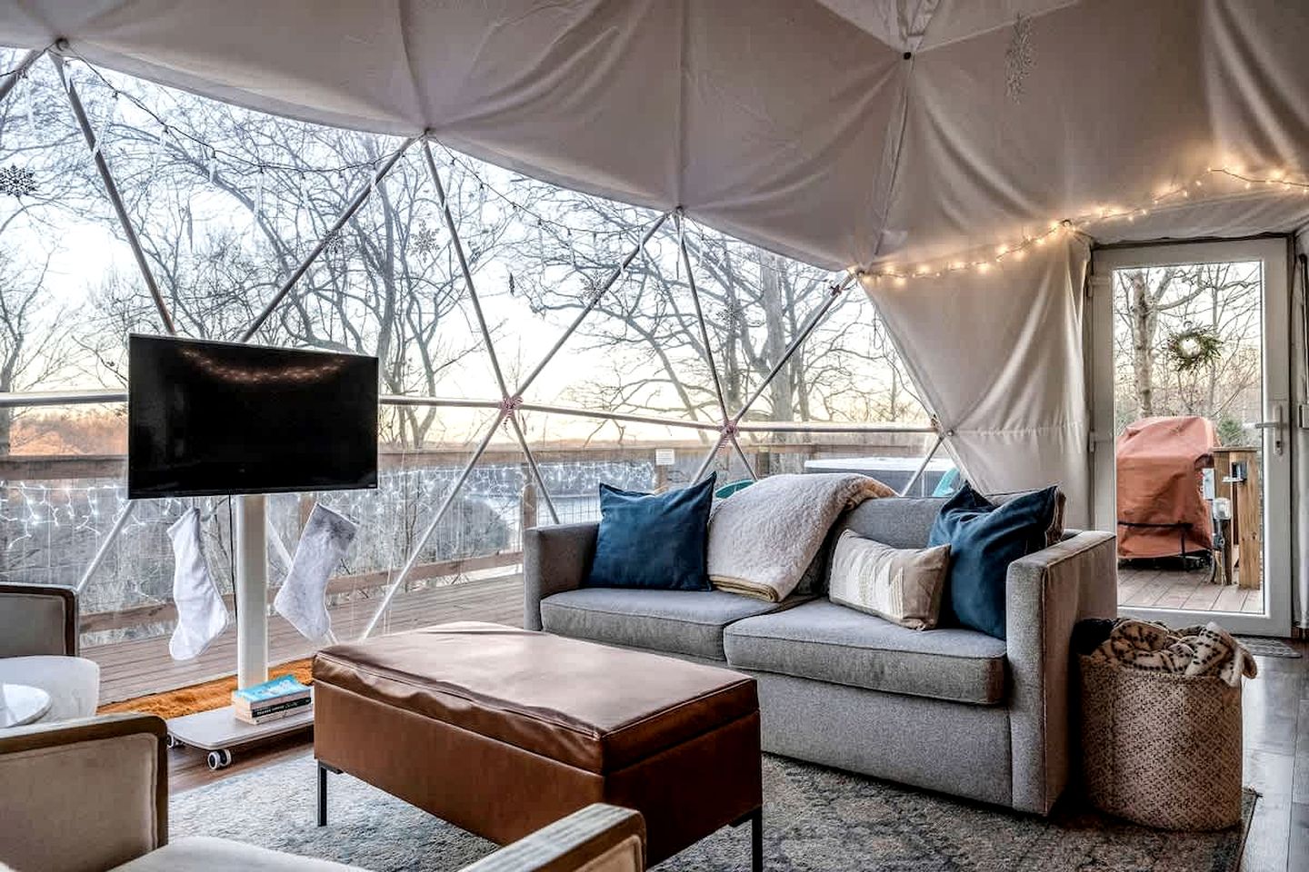 Fully-Equipped Lake Dome with Beautiful Interior and Exterior in Tennessee