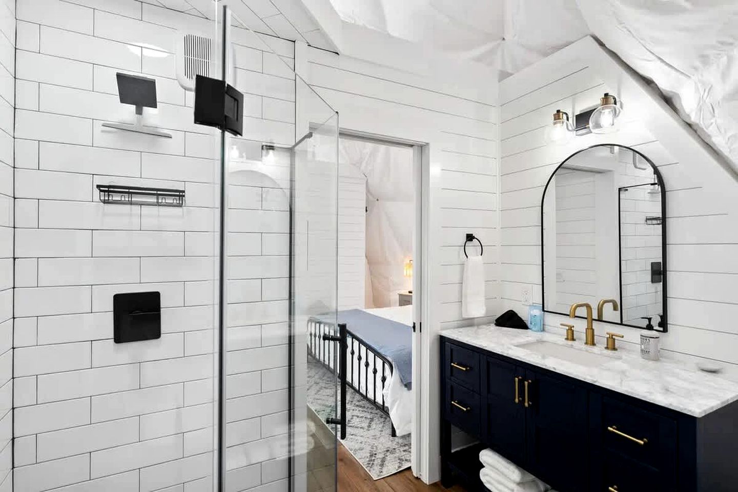 Fully-Equipped Lake Dome with Beautiful Interior and Exterior in Tennessee