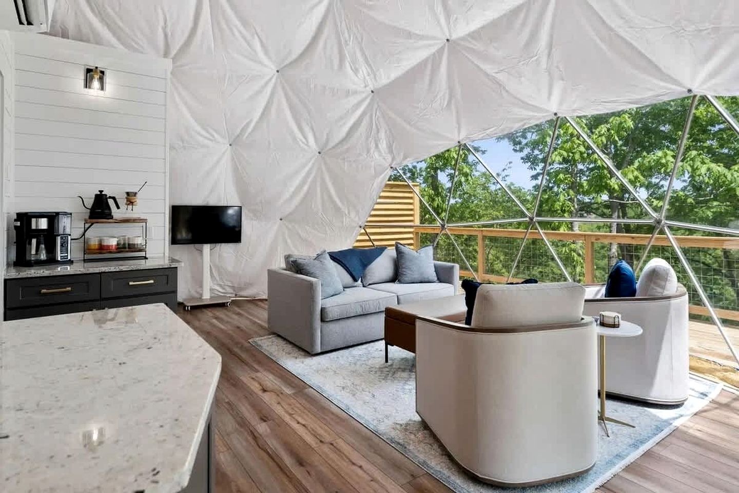 Fully-Equipped Lake Dome with Beautiful Interior and Exterior in Tennessee
