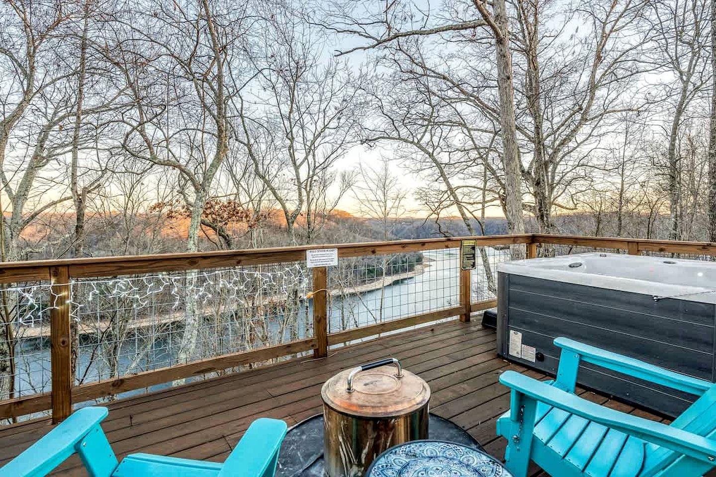 Fully-Equipped Lake Dome with Beautiful Interior and Exterior in Tennessee