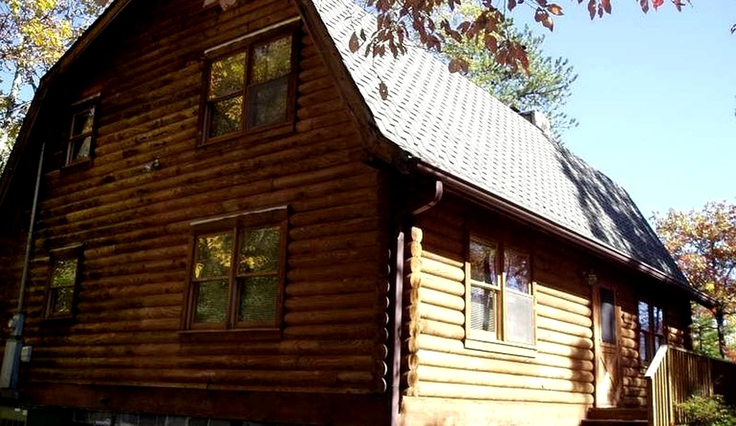Fully-Equipped Log Cabin near Downtown Gatlinburg, Tennessee