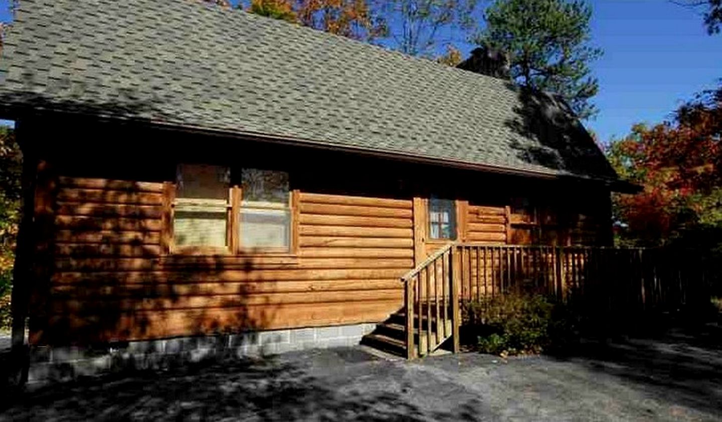 Fully-Equipped Log Cabin near Downtown Gatlinburg, Tennessee