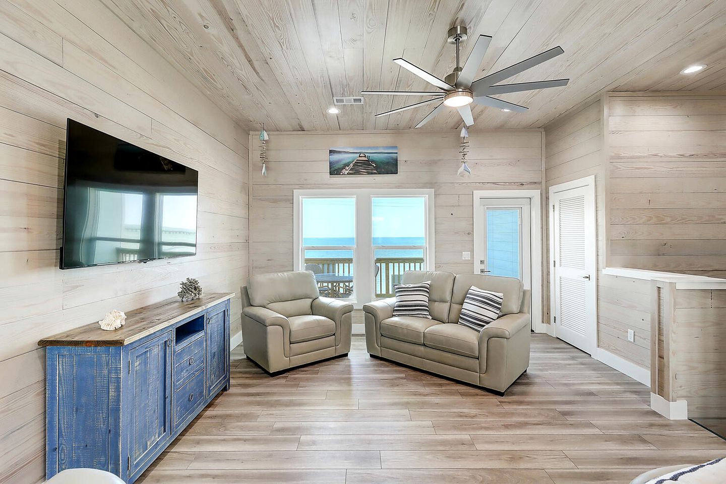 Beachfront House with Jacuzzi, Pool and Stunning Sunset Views in Fulton, Texas