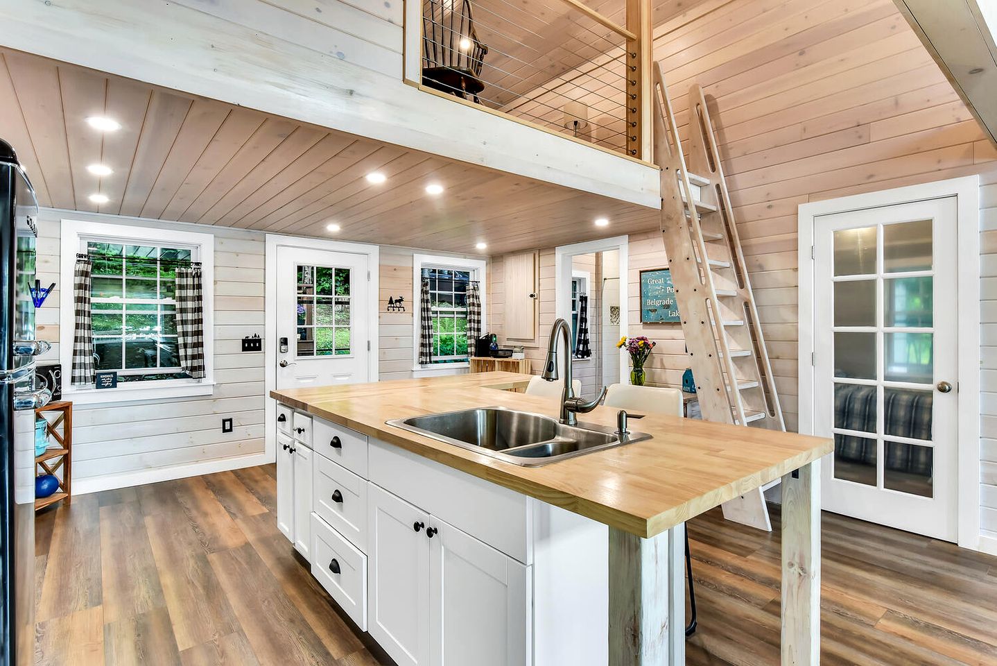 Charming, Pet Friendly Lakefront Cabin in Belgrade, Maine, Perfect for a Weekend Getaway with Friends