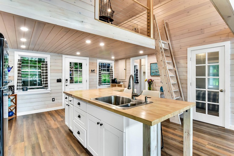 Cabins (United States of America, Belgrade, Maine)
