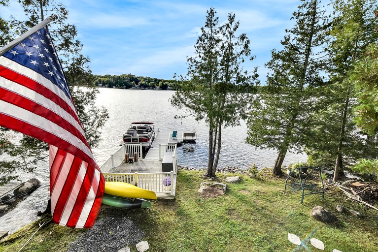Cabins (United States of America, Belgrade, Maine)