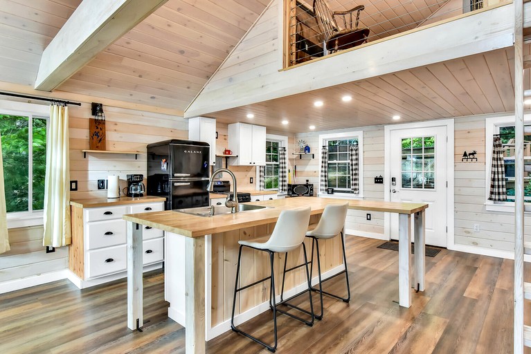 Cabins (United States of America, Belgrade, Maine)