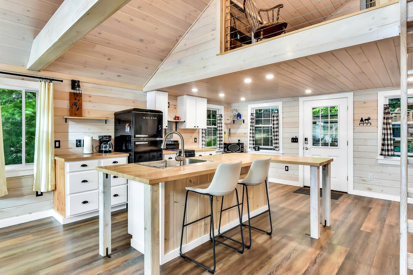Charming, Pet Friendly Lakefront Cabin in Belgrade, Maine, Perfect for a Weekend Getaway with Friends