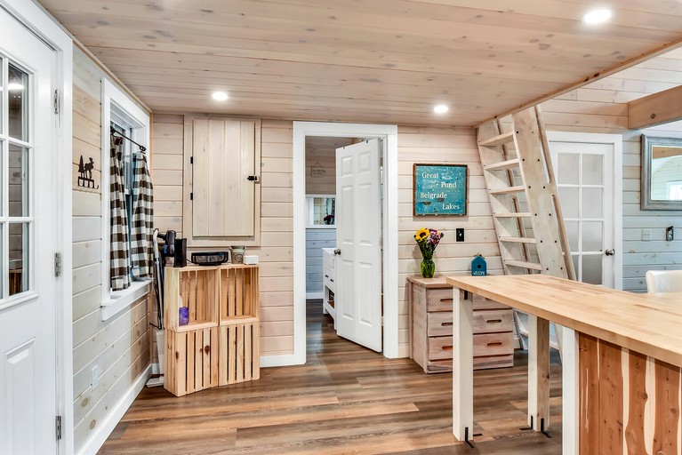 Cabins (United States of America, Belgrade, Maine)