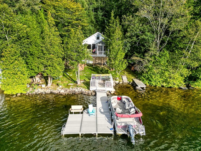 Charming, Pet Friendly Lakefront Cabin in Belgrade, Maine, Perfect for a Weekend Getaway with Friends