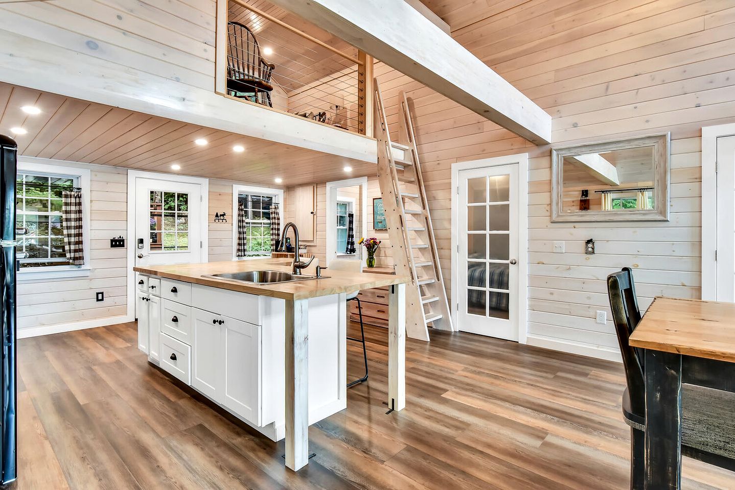 Charming, Pet Friendly Lakefront Cabin in Belgrade, Maine, Perfect for a Weekend Getaway with Friends