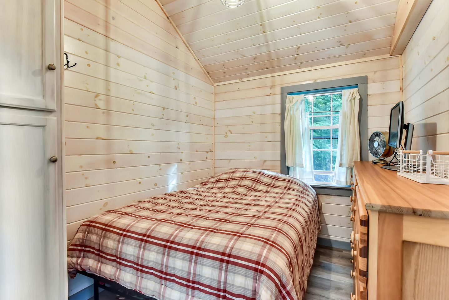 Charming, Pet Friendly Lakefront Cabin in Belgrade, Maine, Perfect for a Weekend Getaway with Friends