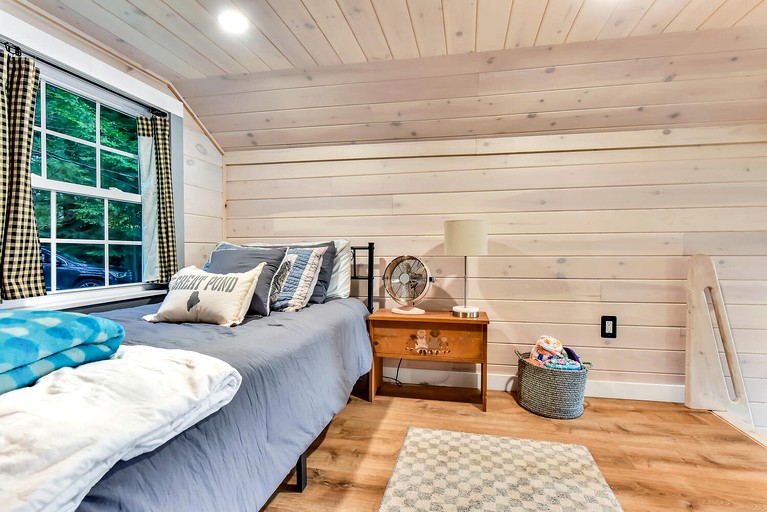 Cabins (United States of America, Belgrade, Maine)