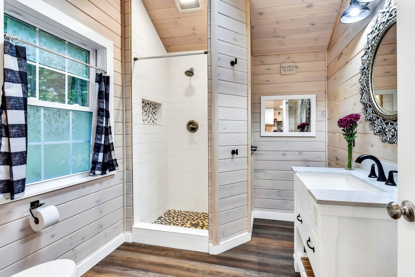 Charming, Pet Friendly Lakefront Cabin in Belgrade, Maine, Perfect for a Weekend Getaway with Friends