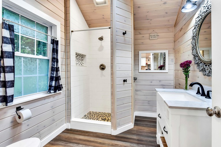 Cabins (United States of America, Belgrade, Maine)