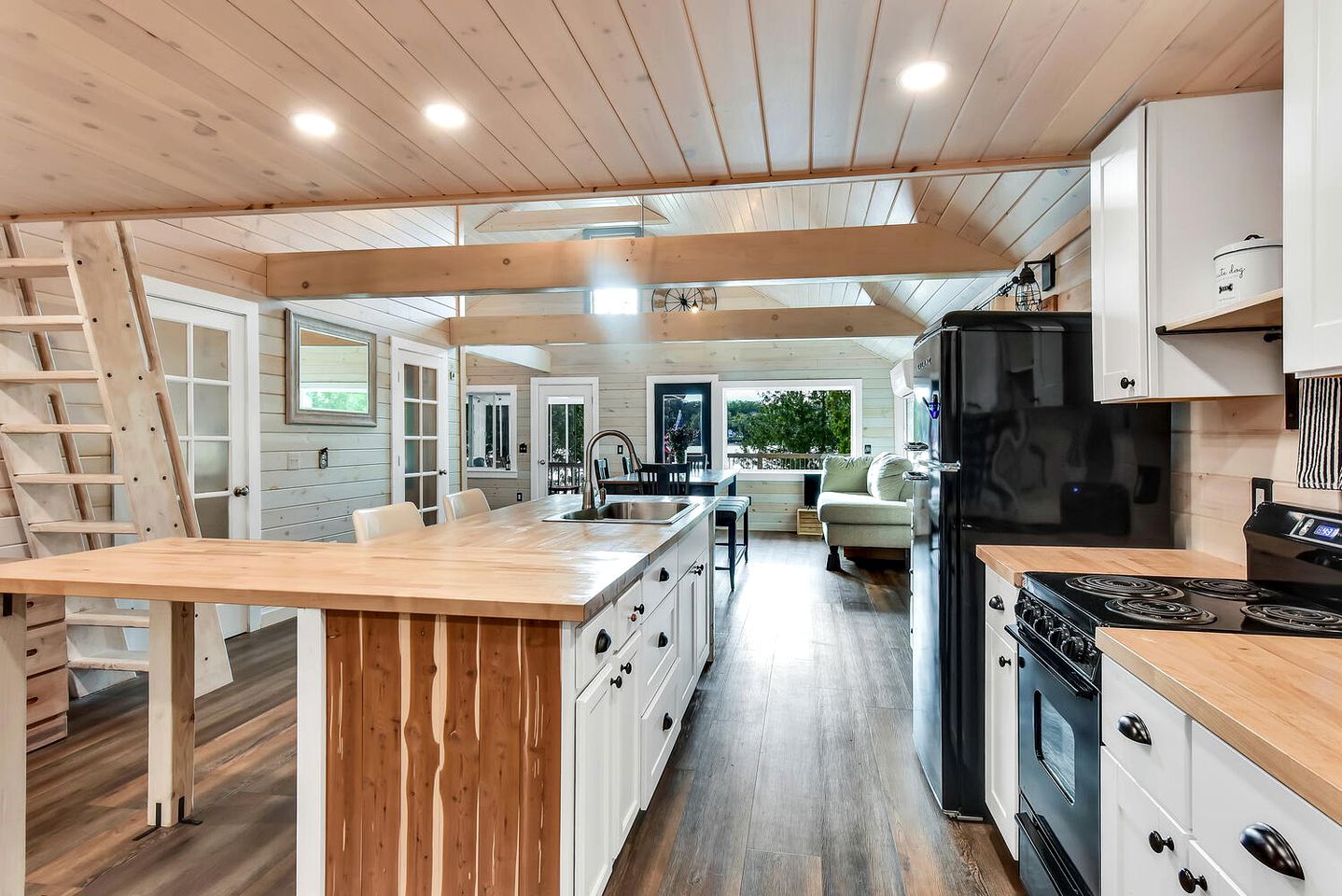 Charming, Pet Friendly Lakefront Cabin in Belgrade, Maine, Perfect for a Weekend Getaway with Friends