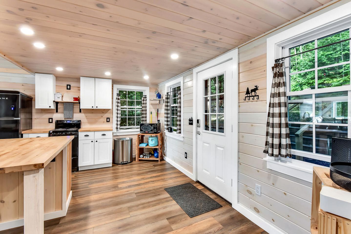 Charming, Pet Friendly Lakefront Cabin in Belgrade, Maine, Perfect for a Weekend Getaway with Friends