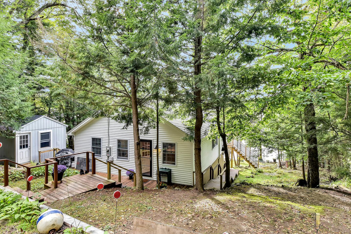 Charming, Pet Friendly Lakefront Cabin in Belgrade, Maine, Perfect for a Weekend Getaway with Friends