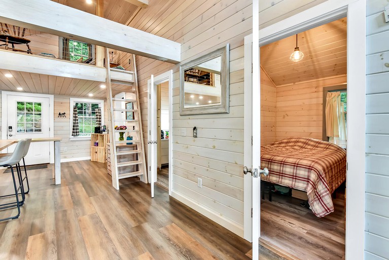Cabins (United States of America, Belgrade, Maine)