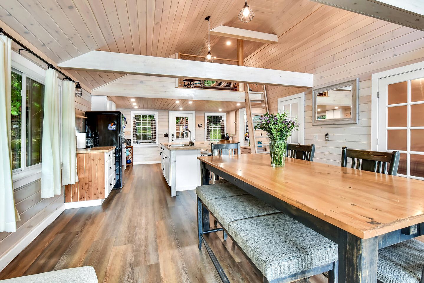 Charming, Pet Friendly Lakefront Cabin in Belgrade, Maine, Perfect for a Weekend Getaway with Friends