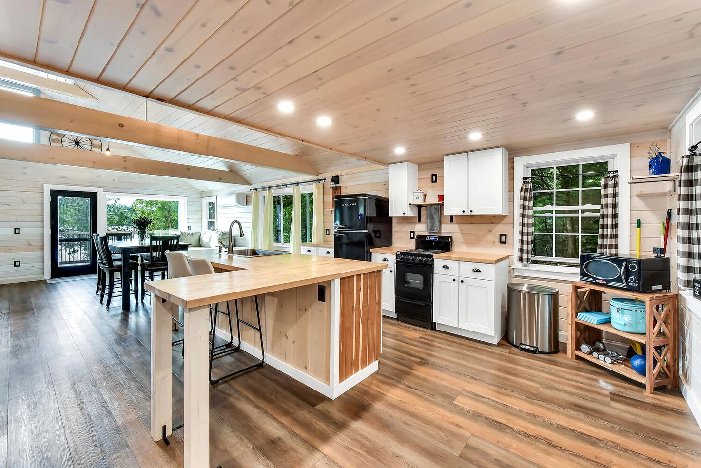 Charming, Pet Friendly Lakefront Cabin in Belgrade, Maine, Perfect for a Weekend Getaway with Friends